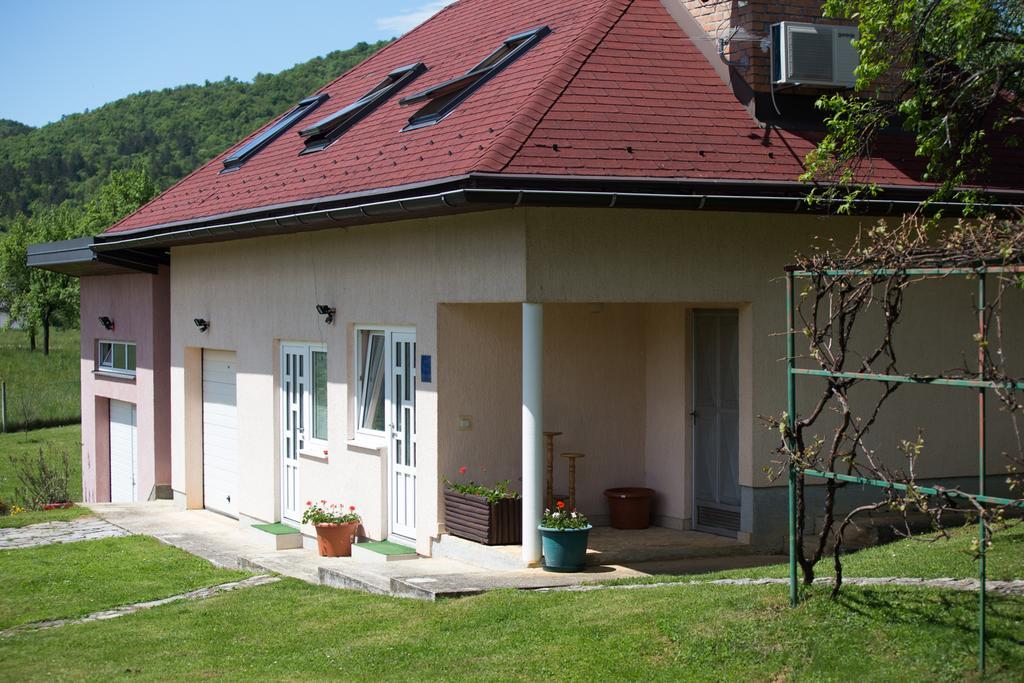 Apartment Oreskovic Оточац Экстерьер фото