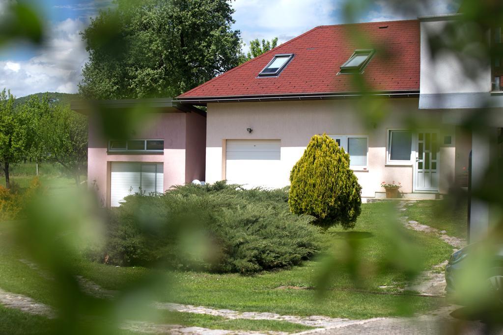 Apartment Oreskovic Оточац Экстерьер фото