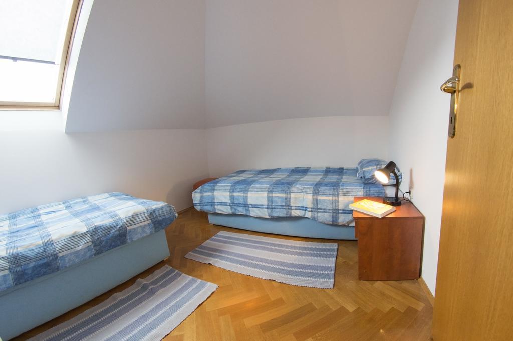 Apartment Oreskovic Оточац Экстерьер фото