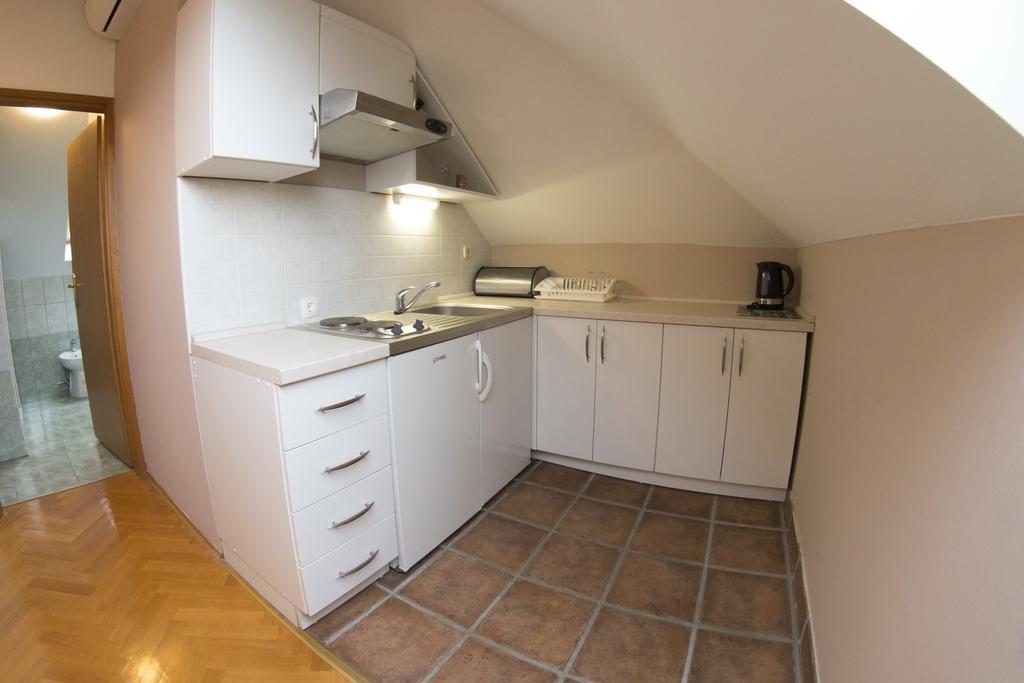 Apartment Oreskovic Оточац Экстерьер фото
