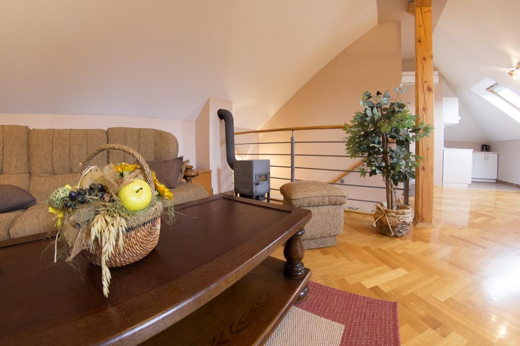 Apartment Oreskovic Оточац Экстерьер фото